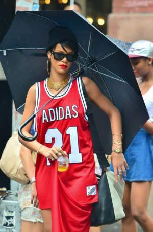 Cât de sexy e Rihanna în ploaie! Umbrela îi dă bătăi de cap! / FOTO