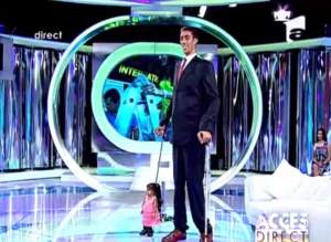 Întâlnire EXCEPŢIONALĂ! Cea mai mică femeie din lume, faţă în faţă cu cel mai înalt om de pe Pământ!
