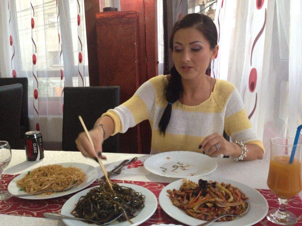 Gabriela Cristea o ia din nou pe arătură! Uite cât mănâncă vedeta/ Fotografii şocante