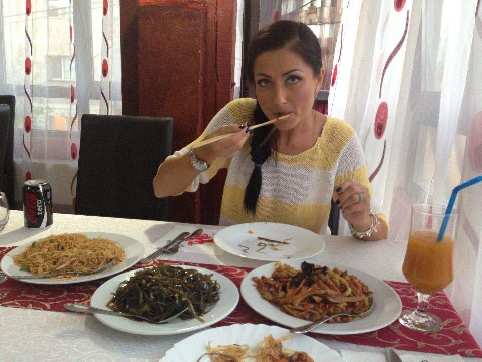 Gabriela Cristea o ia din nou pe arătură! Uite cât mănâncă vedeta/ Fotografii şocante