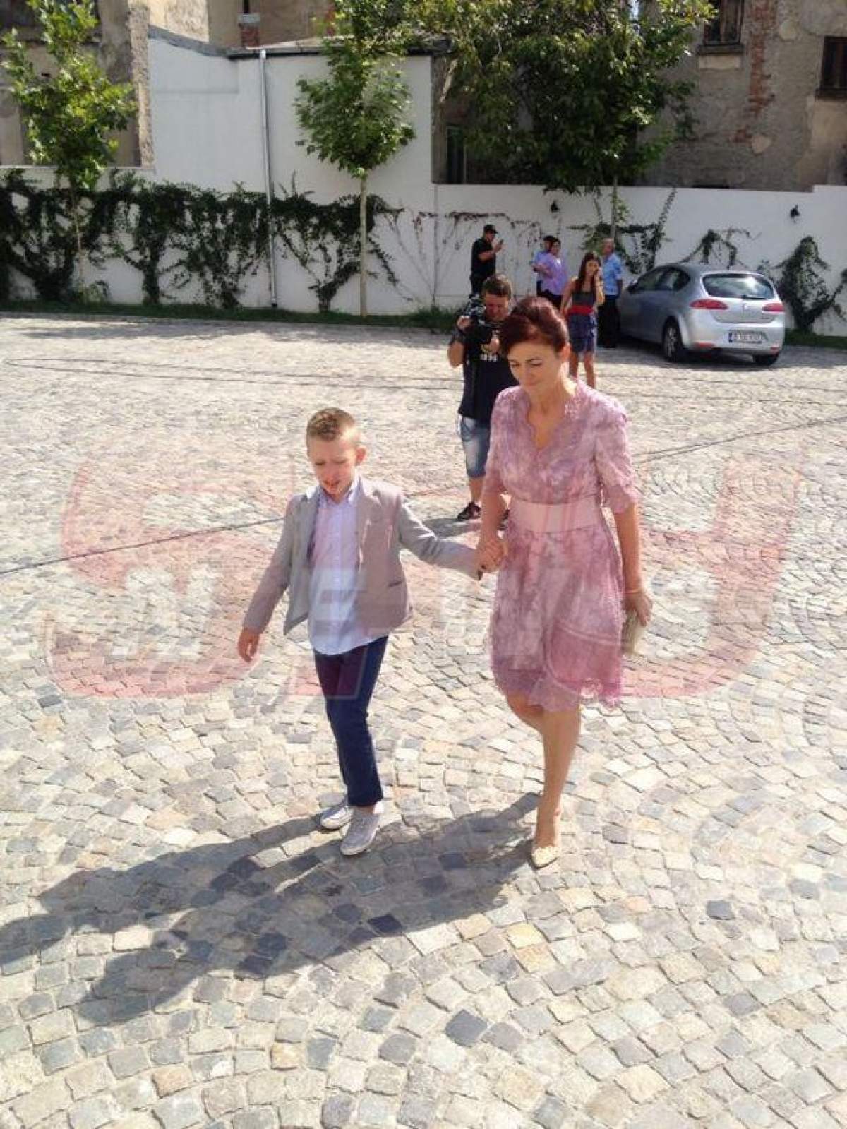 Mama Biancăi Drăguşanu poartă o rochie roz în valoare de 1.000 de lei!