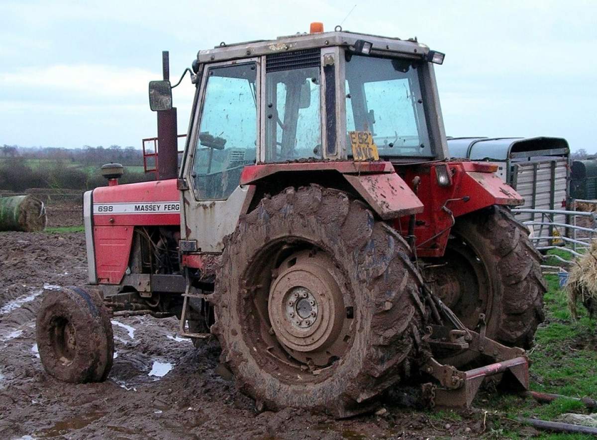 Moarte violentă! O fetiţă a fost strivită de un tractor condus de unchiul său!