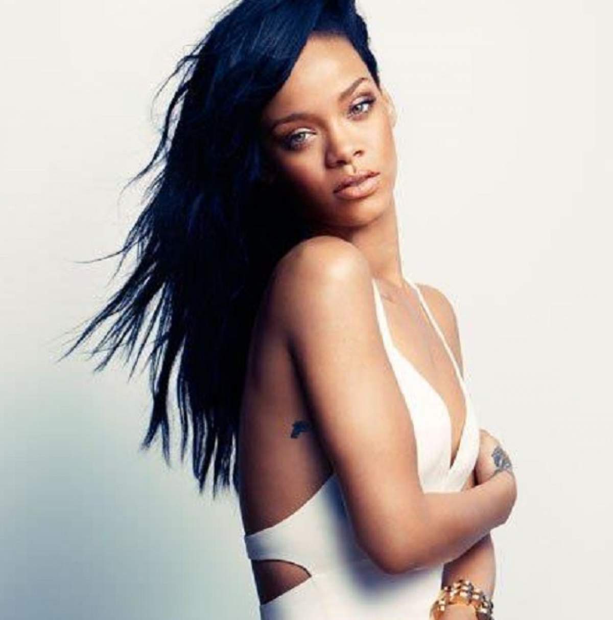 VIDEO Ce ţinută spectaculoasă a purtat Rihanna în noaptea dintre ani! Uite ce-a făcut după ce a băut şampanie