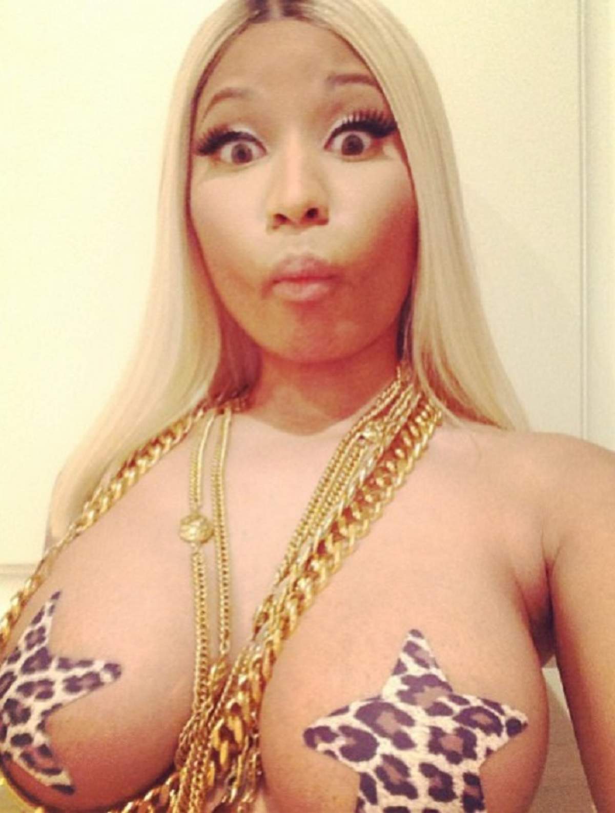 Nicki Minaj se atinge lasciv pe sânii demenţiali! Bărbaţii vor şi ei să pună mâna, uite cum s-a pozat blonda