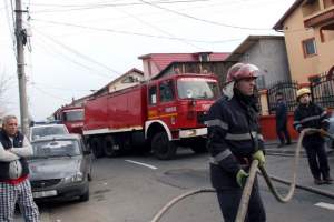Incendiu de amploare în cartierul Colentina. Opt persoane au fost intoxicate