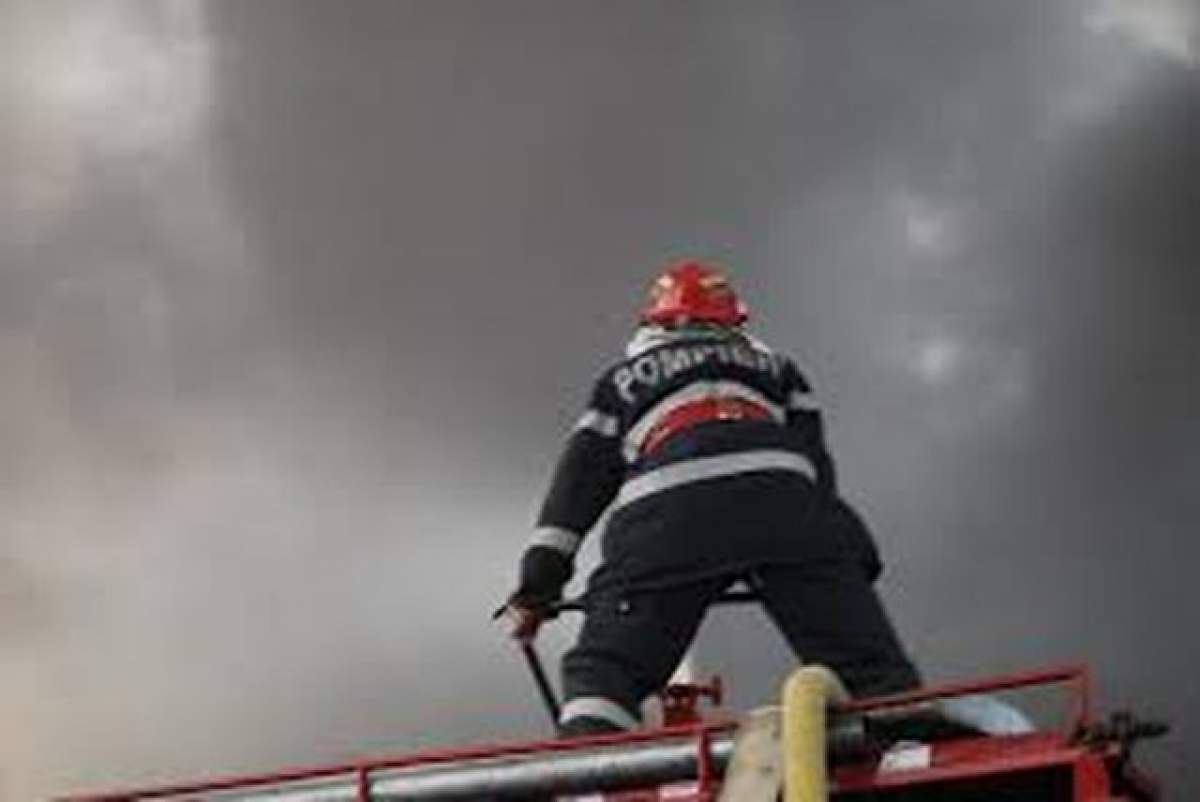 VIDEO Incendiu în Capitală! Şase autospeciale s-au luptat pentru a stinge focul