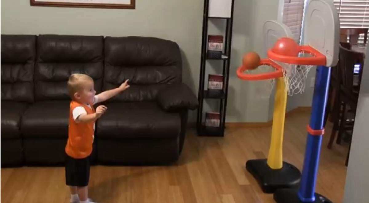 VIDEO Băieţelul ăsta de doi ani e noul Michael Jordan! O să rămâi cu gura căscată când vei vedea cum aruncă la coş