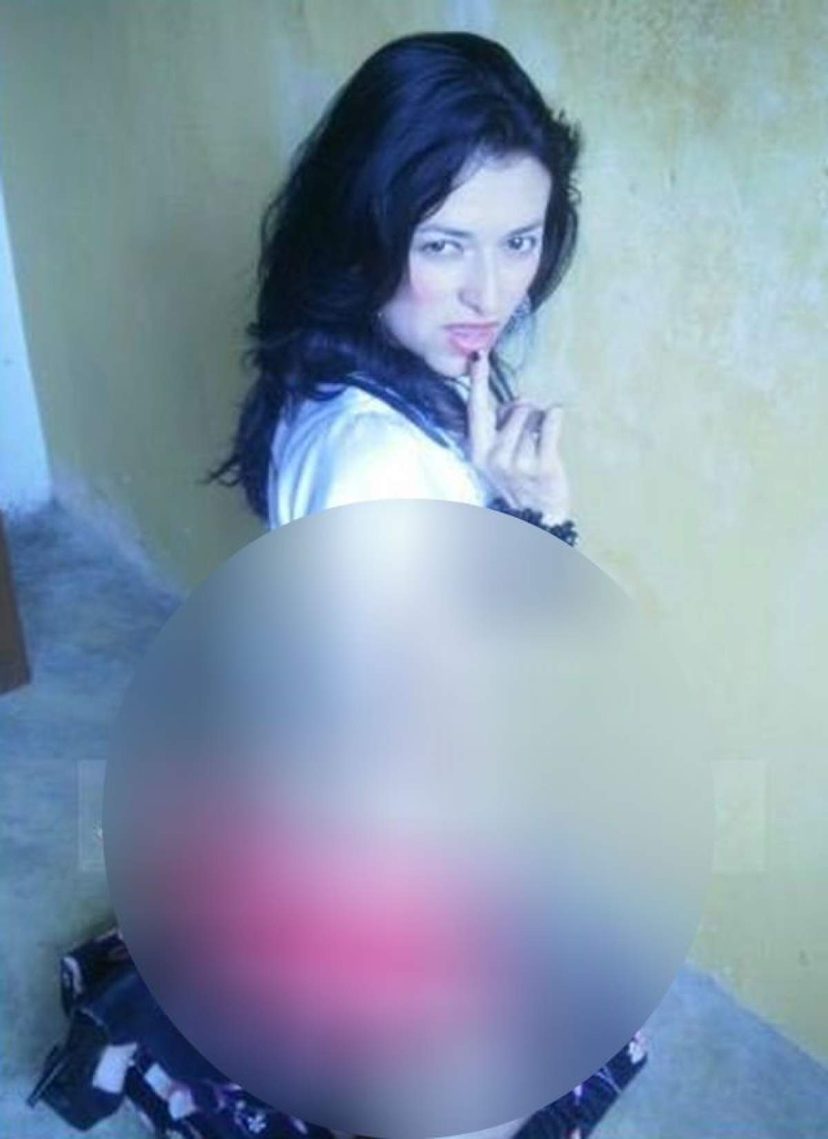 A pus-o în genunchi la colţ! Piţipoanca asta se cred hot în postura de sclavă sexuală