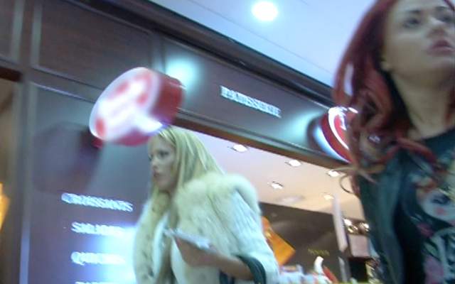 Scandal de proporţii între asistentele lui Capatos! Vezi ce au avut de împărţit fetele în aeroport!