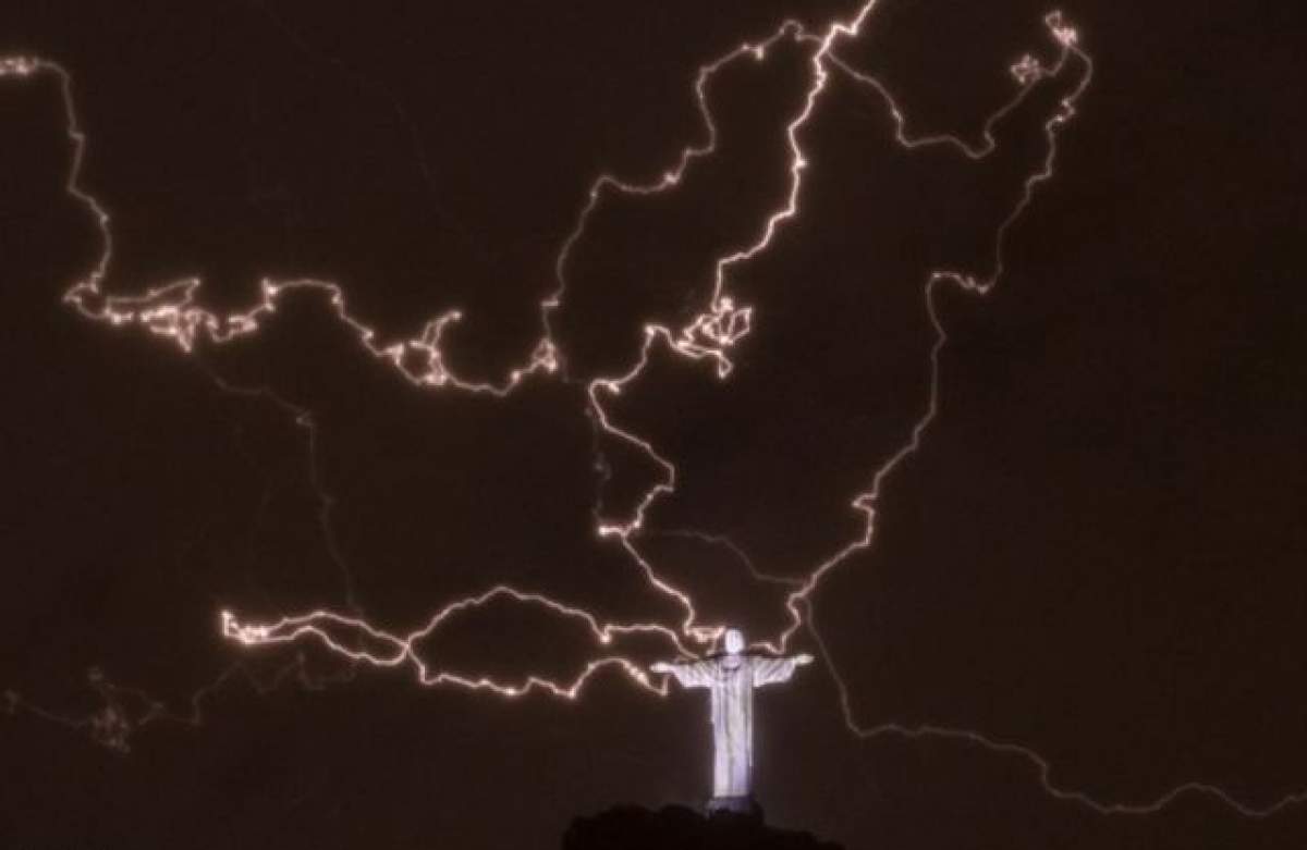 VIDEO INCREDIBIL Uite cum este lovită de fulgere celebra statuie a lui Iisus din Rio de Janeiro