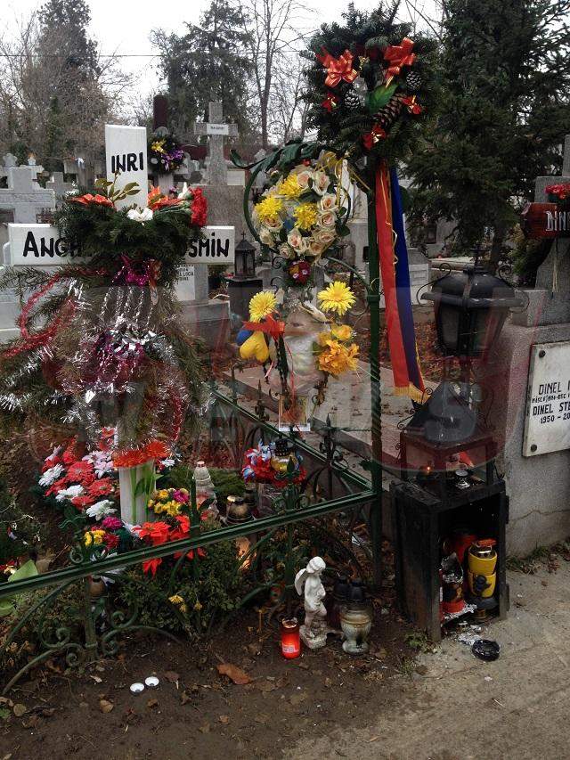 Părinţii lui Ionuţ Anghel, sărbători în cimitir. I-au împodobit mormântul cu ghirlande şi globuleţe