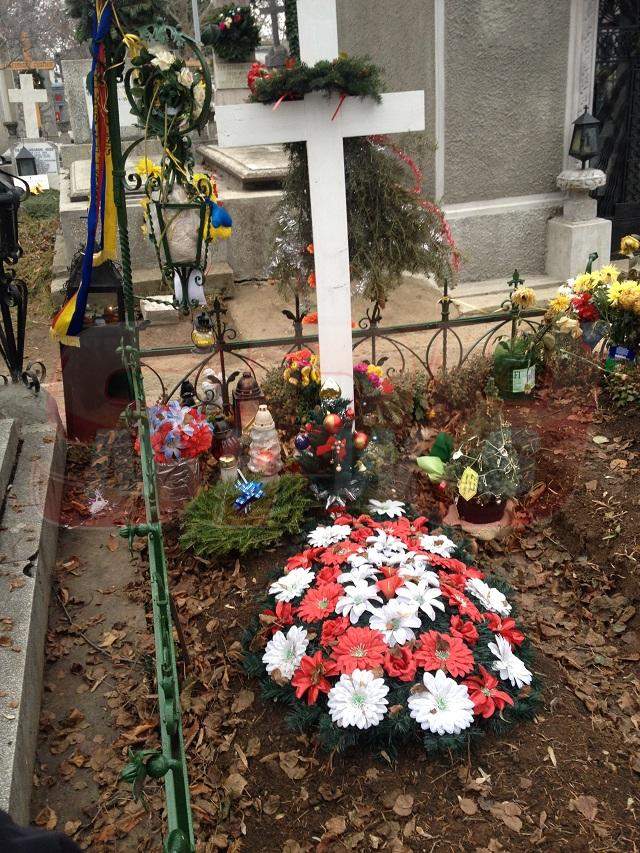 Părinţii lui Ionuţ Anghel, sărbători în cimitir. I-au împodobit mormântul cu ghirlande şi globuleţe