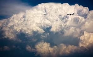 Iovan a zburat în condiţii grele! România era acoperită de nori