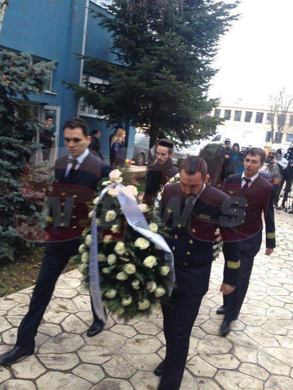 FOTO Trupul neînsufleţit al lui Adrian Iovan a fost adus în Bucureşti. Romaniţa Iovan şi fiica lui, împietrite de durere lângă sicriul pilotului