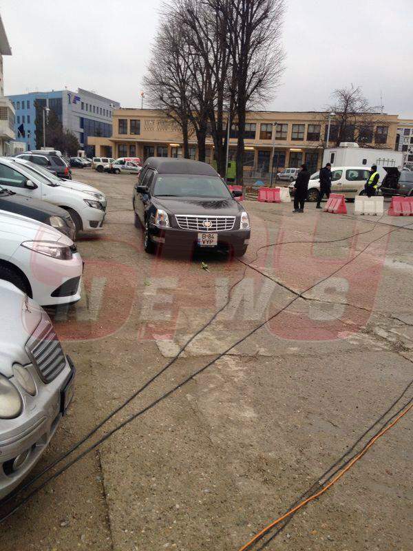 FOTO Trupul neînsufleţit al lui Adrian Iovan a fost adus în Bucureşti. Romaniţa Iovan şi fiica lui, împietrite de durere lângă sicriul pilotului