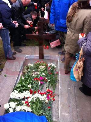 VIDEO Lacrimi şi revoltă la înmormântarea Aurei Ion! Studenta, îngropată în uniformă şi cu onoruri militare