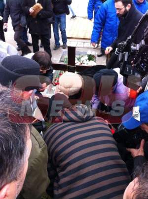 VIDEO Lacrimi şi revoltă la înmormântarea Aurei Ion! Studenta, îngropată în uniformă şi cu onoruri militare
