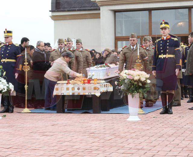 VIDEO "Îngerul din munţi" a izbucnit în plâns la înmormântarea Aurei Ion