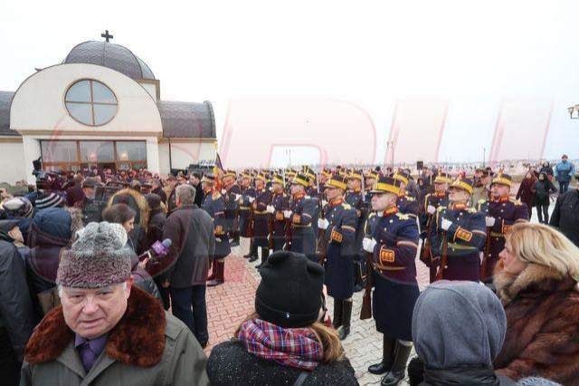 VIDEO "Îngerul din munţi" a izbucnit în plâns la înmormântarea Aurei Ion