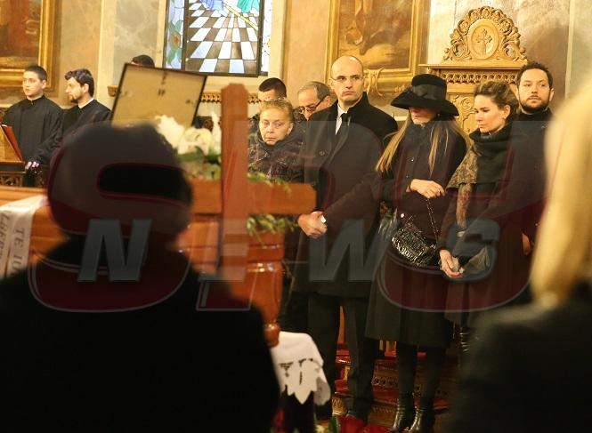 Prima nevastă a pilotului şi Romaniţa, pentru întâia oară, faţă în faţă! Şi-au aruncat priviri peste sicriul lui Iovan