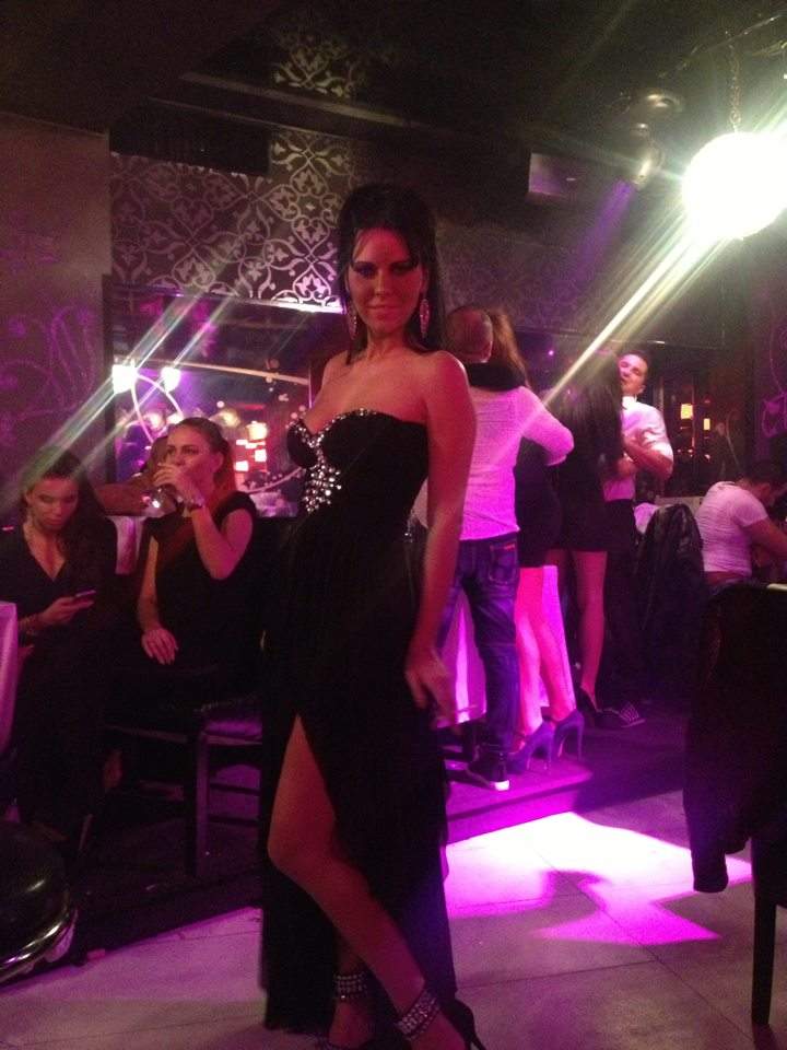 Iubita lui Florin Salam a dansat lasciv şi şi-a dezgolit trupul pe melodiile manelistului!