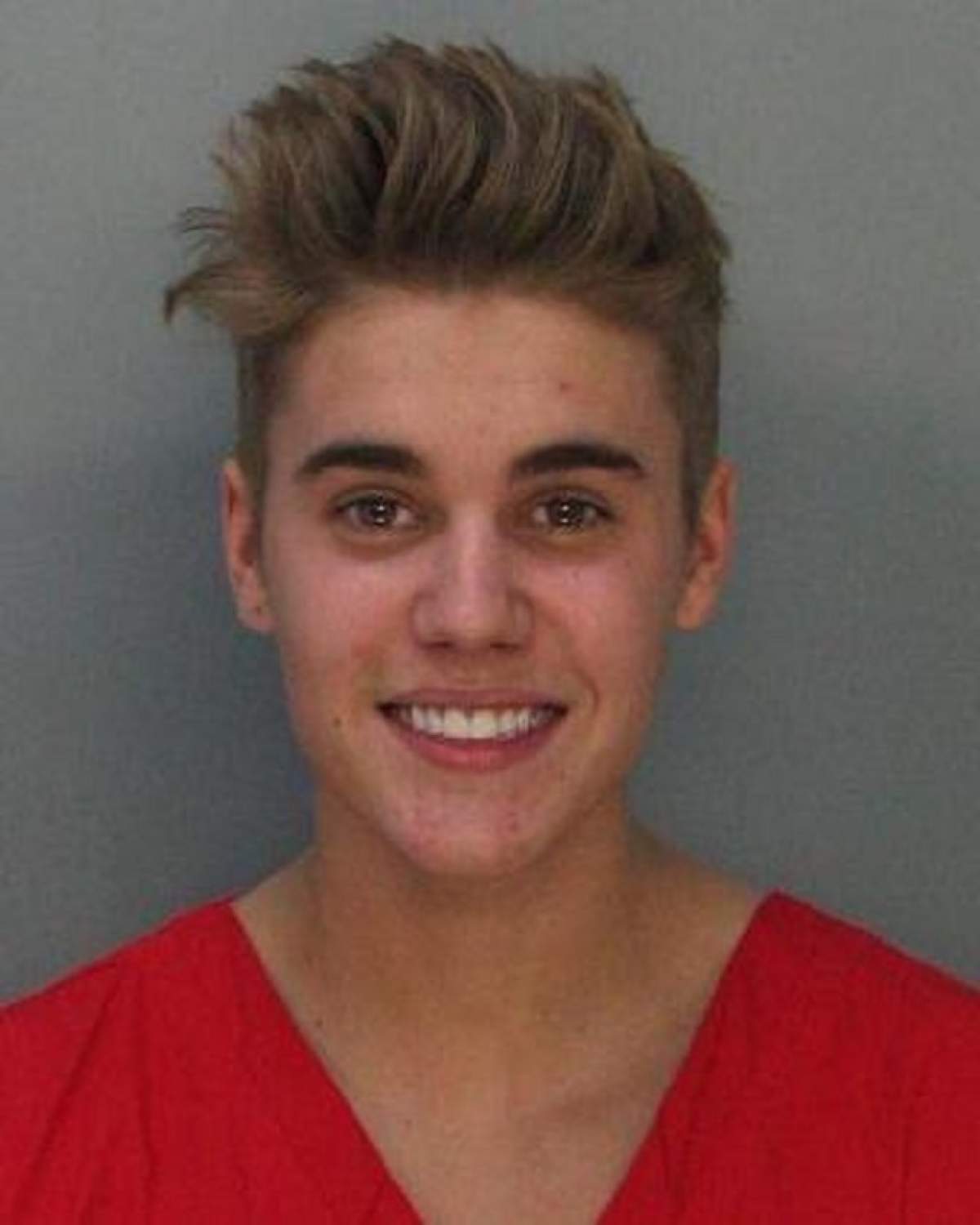 Justin Bieber şi-a denunţat propria mamă poliţiştilor pe motiv că îl aproviziona cu droguri