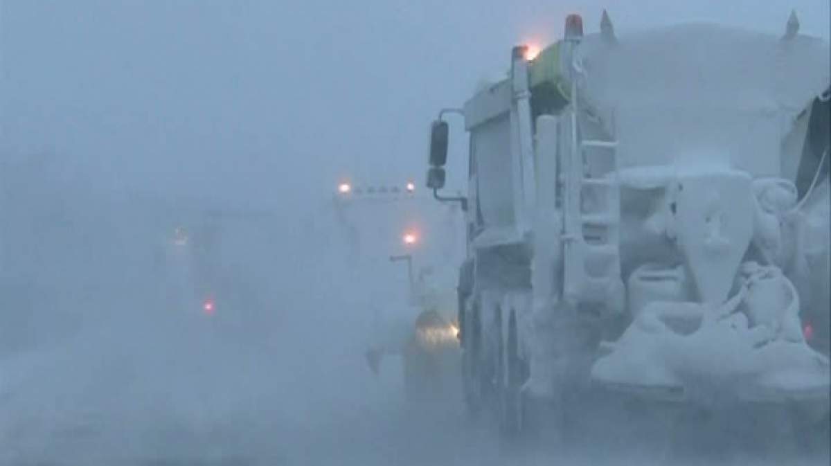 UPDATE România, paralizată de zăpadă! Drumuri închise, zboruri anulate şi trafic feroviar amânat