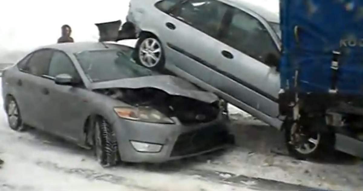 VIDEO Operaţiune dramatică de salvare pe autostrada A1! Medicii au mers pe jos prin viscol către victimele unui accident