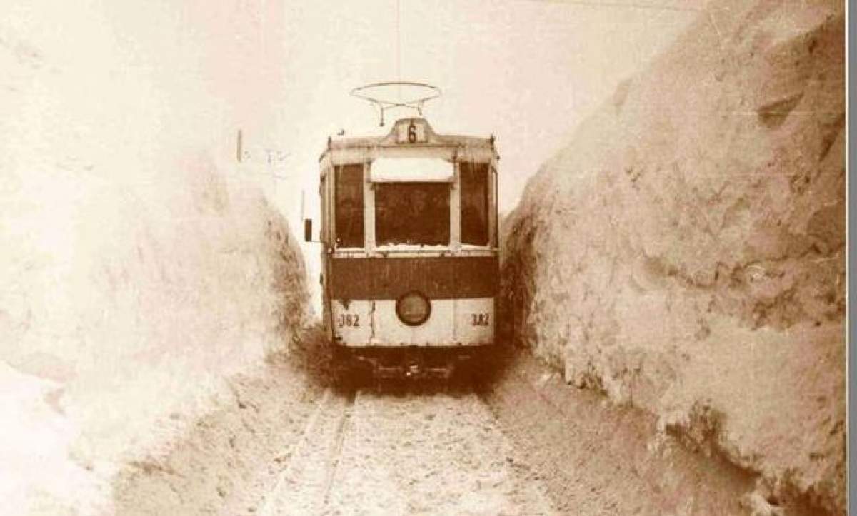 FOTO Aşa a arătat cea mai grea iarnă din istoria ţării: nămeţi de 5 metri, tancuri bătătorind zăpada şi vânt de 126 km/h