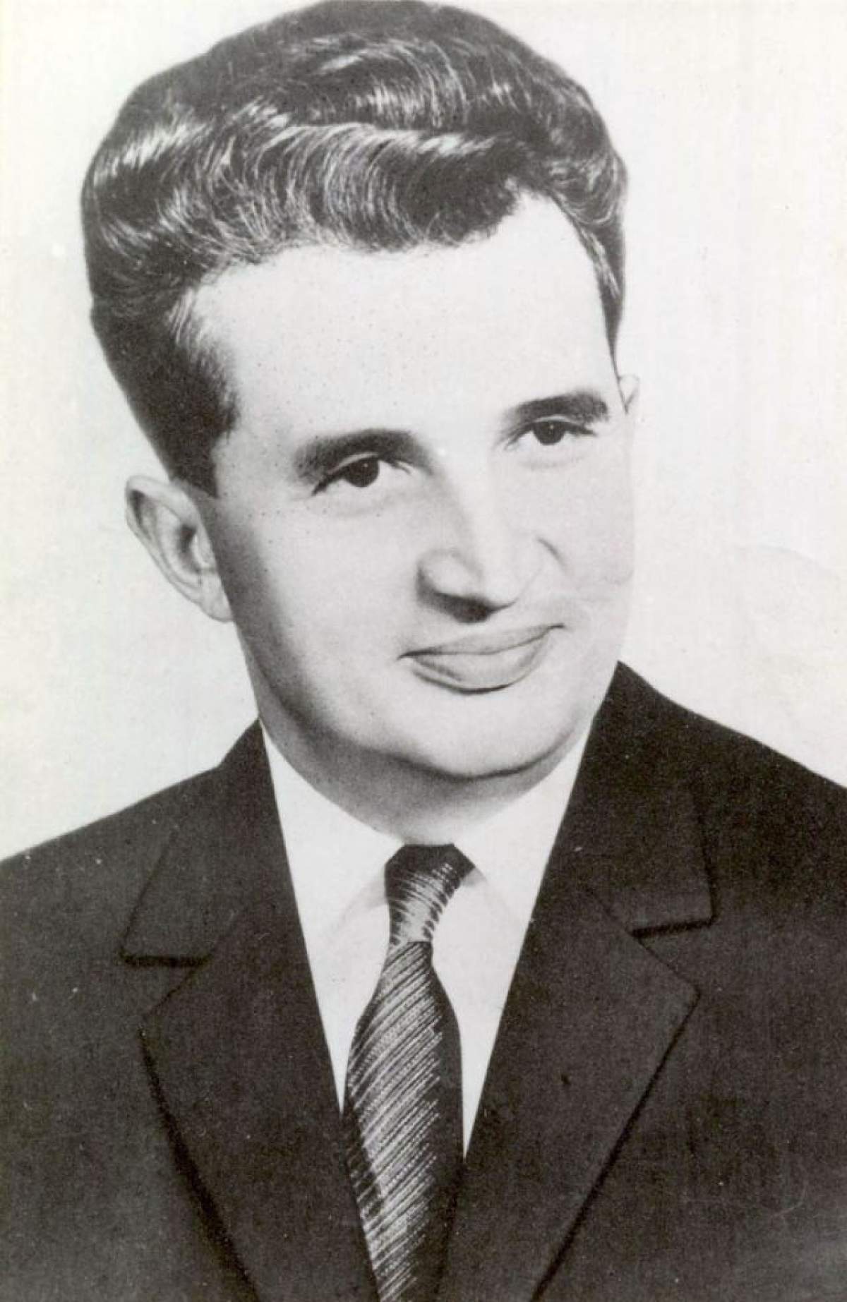 Nicolae Ceauşescu s-a chinuit muuulţi ani să-şi ia diploma de BAC. Uite după cât timp a reuşit să termine 12 clase