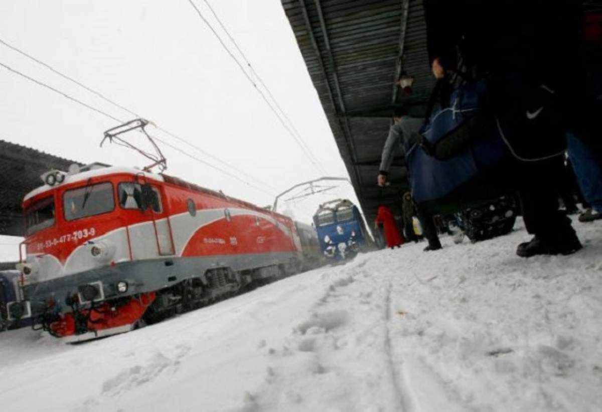 Ninsoarea a înghețat traficul feroviar! Sute de călători au fost blocați ore în şir în trenuri