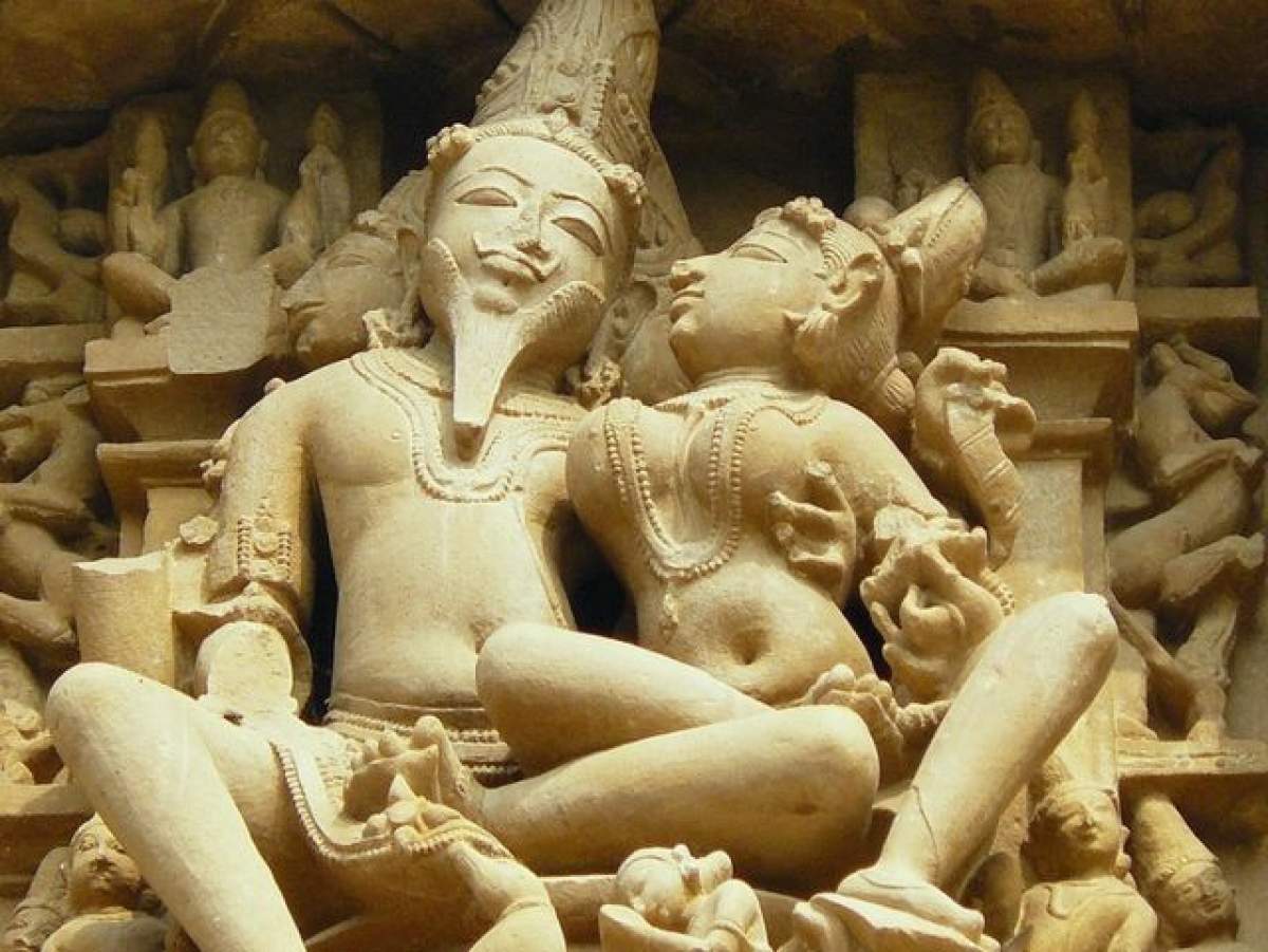VIDEO Indienii sunt aşi ai Kama Sutrei! Un templu cu poziţii sexuale explicite te va lăsa mască de uimire