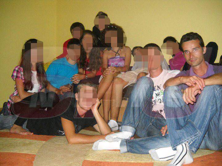 Foştii elevi, terorizaţi de profesorul acuzat de pornografie infantilă!