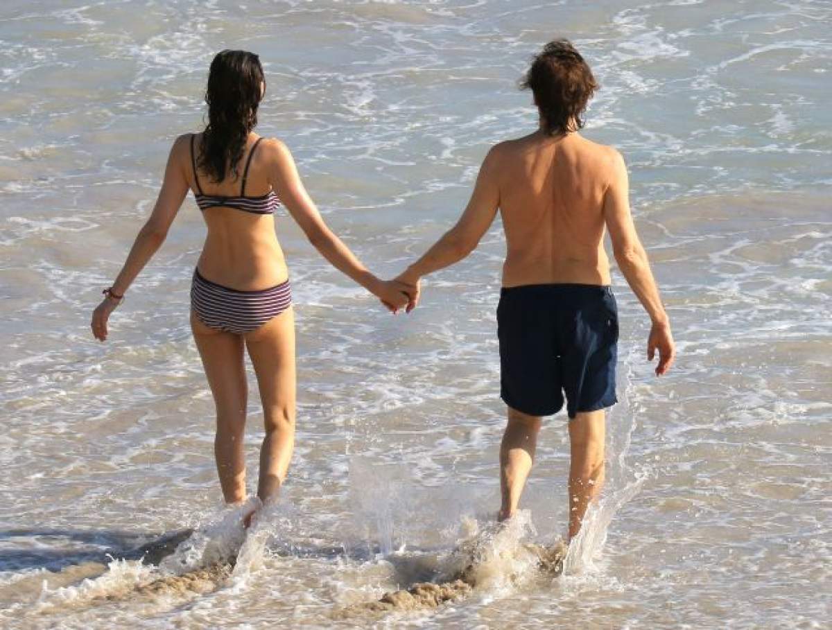 S-au plimbat ca doi îndrăgostiţi pe plajă! Când vei afla câţi ani au cei doi porumbei îţi vei face imediat un abonament la sala de fitness