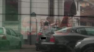 VIDEO Viitorul ginere al preşedintelui, mai ceva ca Mr. Bean. Ioana Băsescu stă la volan, logodnicul împinge de Maserati!