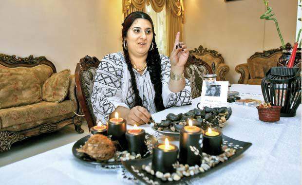 Melissa şi Vanessa nu s-au lăsat de înşelăciuni. Vrăjitoarele Oanei Zăvoranu racolează clienţi pe net.