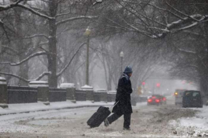 O furtună de zăpadă a provocat ravagii: şcoli închise, trafic aerian şi rutier paralizat