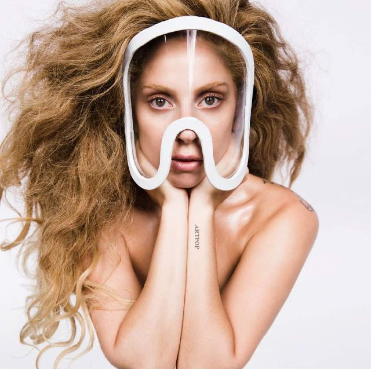 Lady Gaga a pozat fără sutien pentru o mare casă de modă! Vezi fotografiile incendiare!