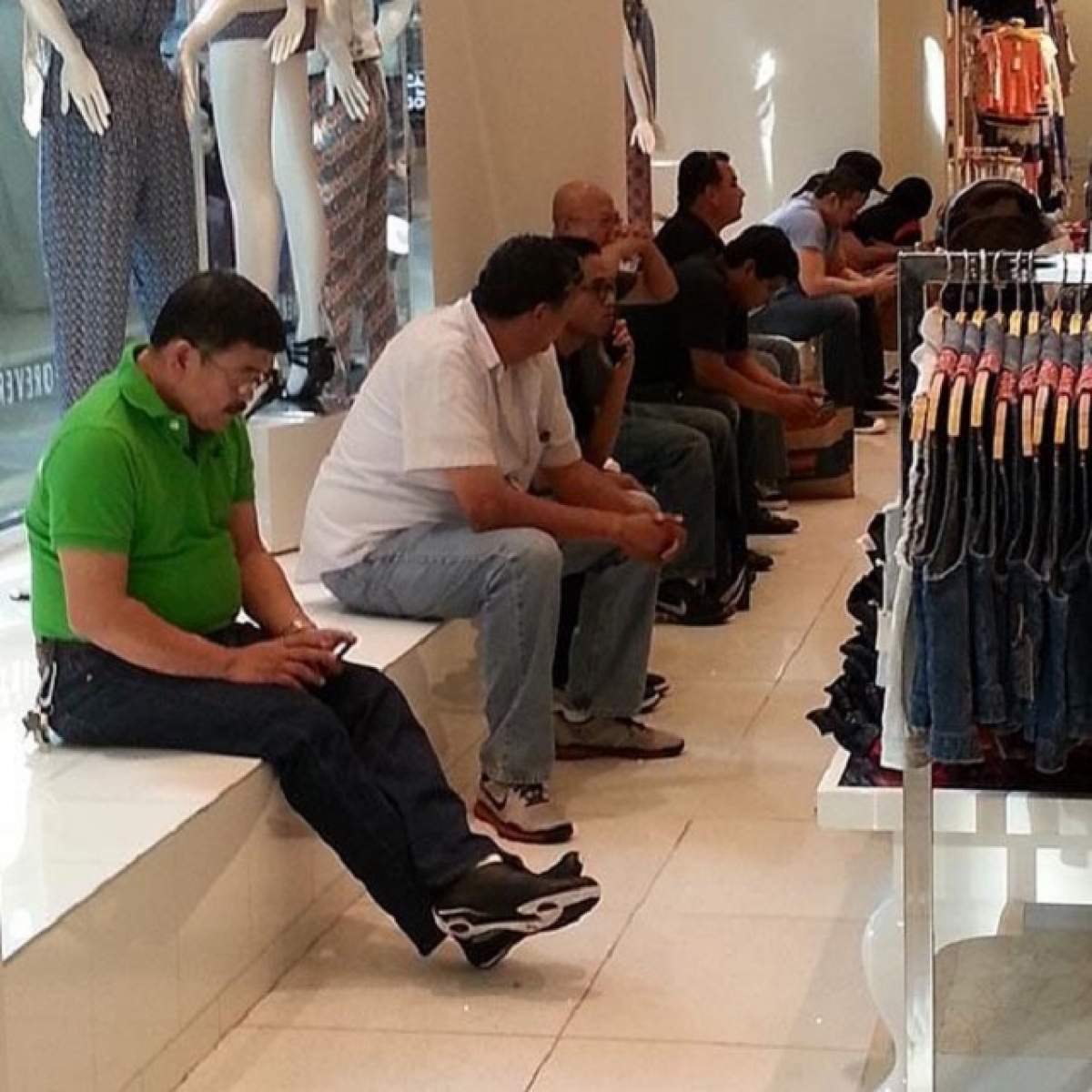 Bărbaţii sunt disperaţi când trebuie să meargă la shooping! Vezi ce fac când sunt prinşi în "iadul cumpărăturilor"