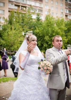 Vai, ce penibil! Astea-s cele mai jenante fotografii de nuntă. Ce-o fi fost în mintea lor când au pozat aşa?