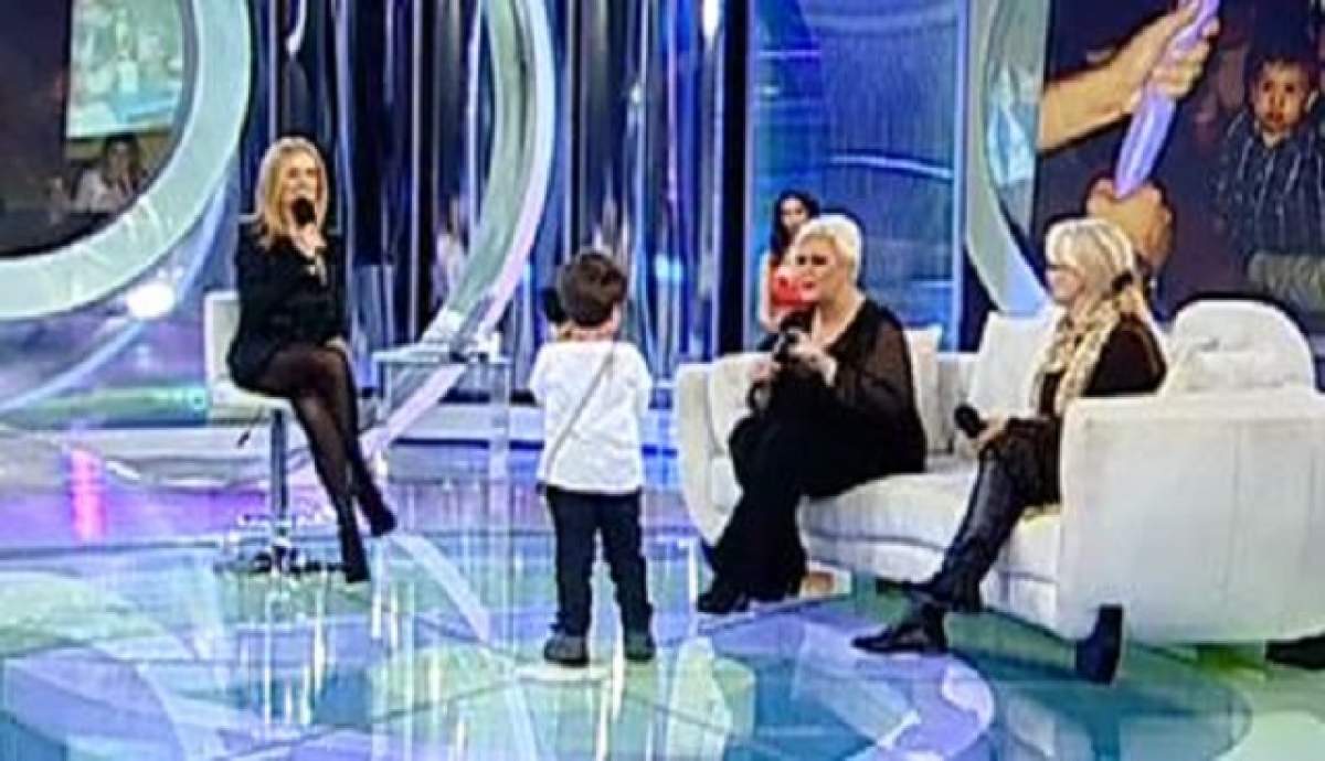 VIDEO Râzi cu lacrimi! Fiul Monicăi Anghel s-a apucat de cântat şi a făcut mare show! Vezi dacă moşteneşte talentul mamei sale