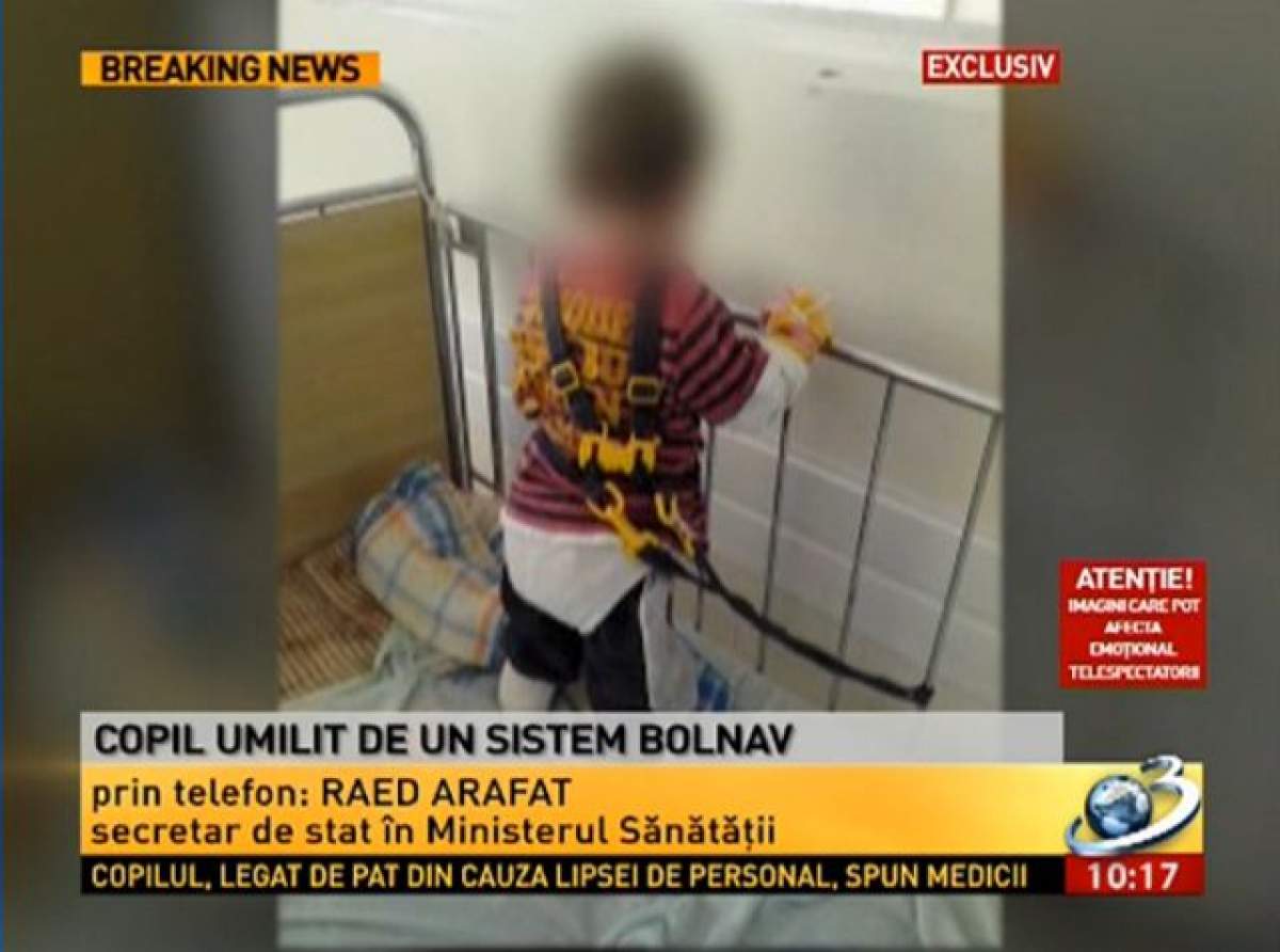 INCREDIBIL! Un copil dintr-un spital din Bacău este ţinut în lesă legat de gratiile patului! IMAGINI CUTREMURĂTOARE