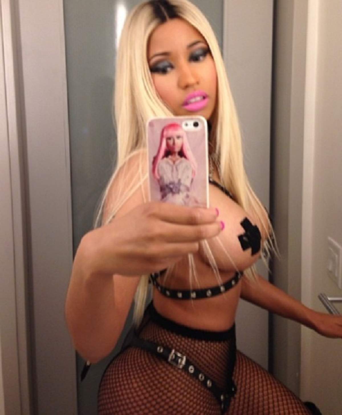 Nicki Minaj a renunţat la părul lung! Blonda s-a tuns precum Miley Cyrus