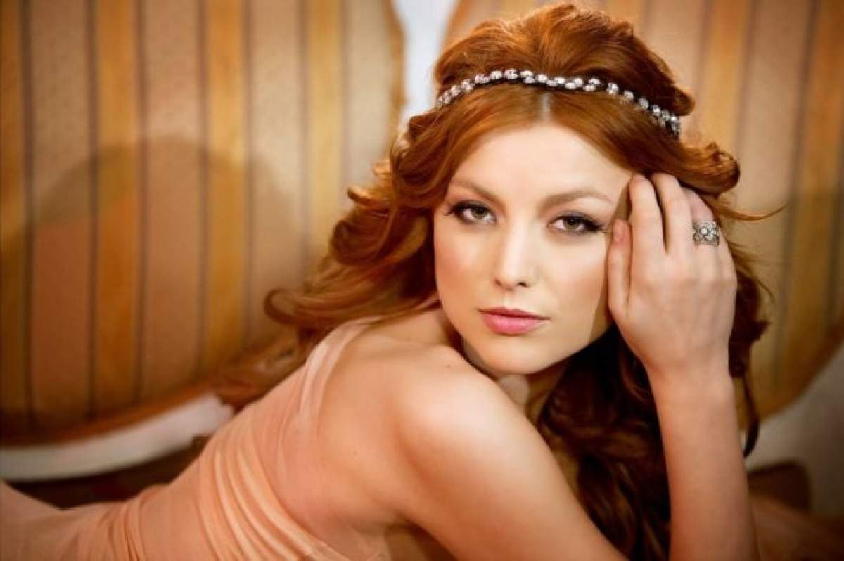 Elena Gheorghe, mai senzuală ca niciodată! Uite în ce ţinută ameţitoare le urează sărbătoriţilor de azi "La mulţi ani"