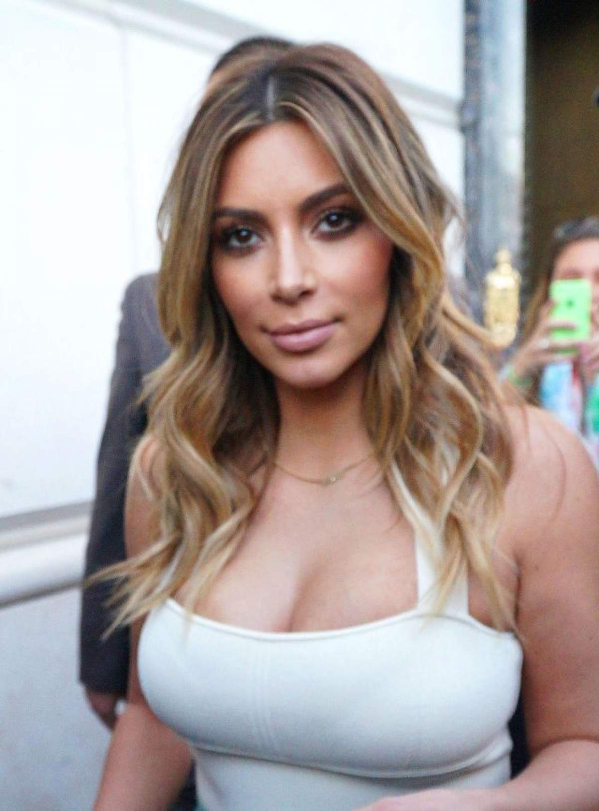 Kim Kardashian "îşi îndeasă" formele generoase în haine minuscule! Cea mai recentă apariţie a vedetei a stârnit controverse!