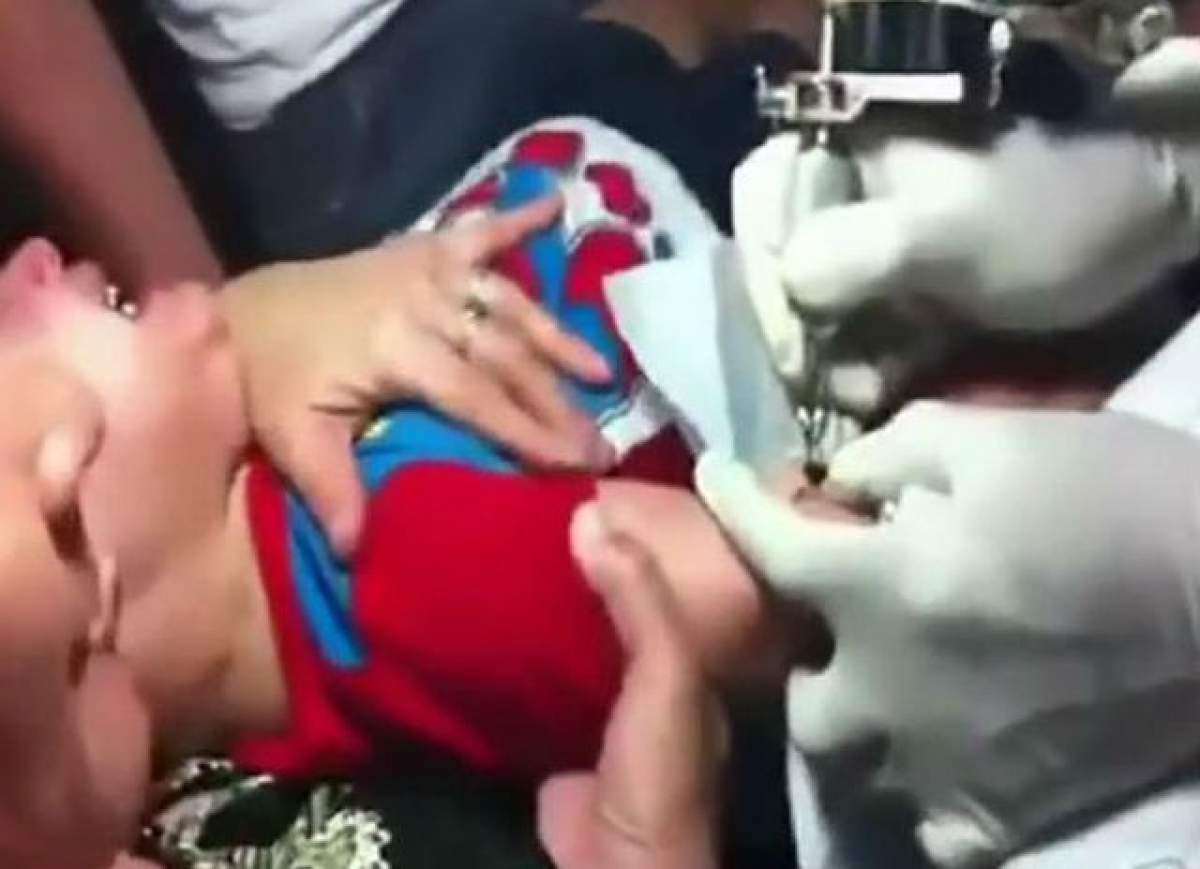 VIDEO / Imagini dureroase! O mamă şi-a tatuat copilul în vârstă de 9 luni, iar bona a făcut descoperirea