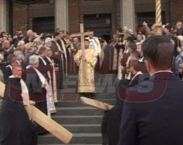 Patriarhul Daniel, apariţie de mare fiţă la înmormântarea Preotului Nicolae Corneanu! Ce veşminte a purtat mitropolitul
