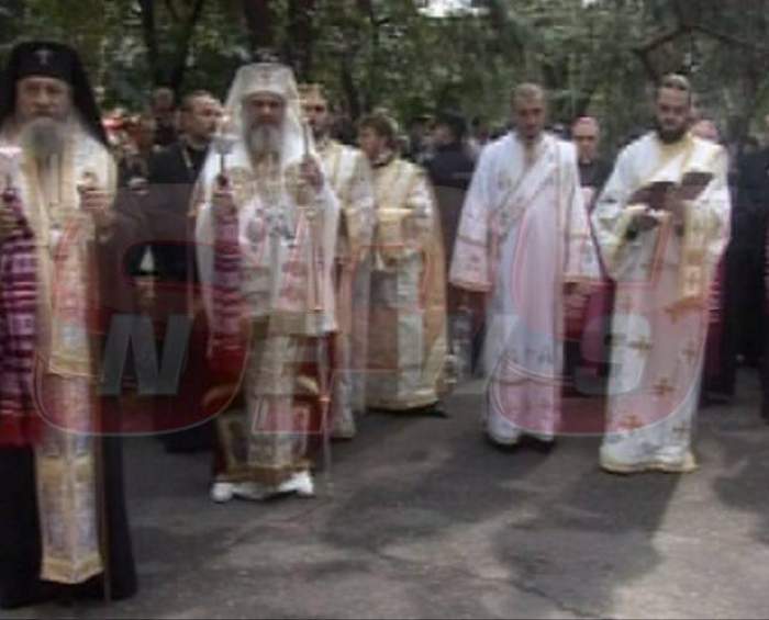 Patriarhul Daniel, apariţie de mare fiţă la înmormântarea Preotului Nicolae Corneanu! Ce veşminte a purtat mitropolitul