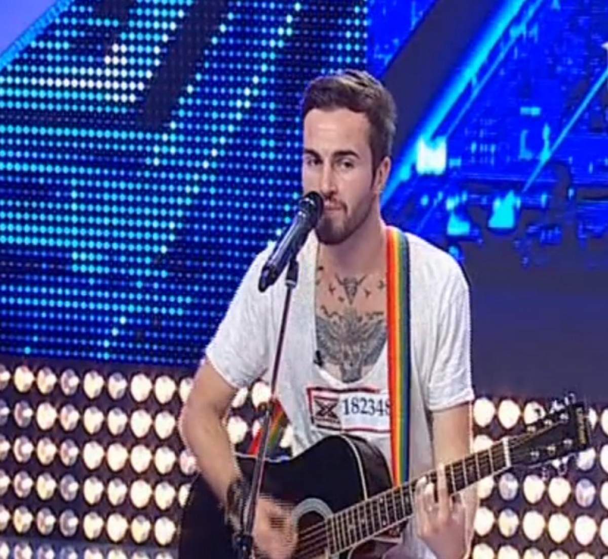 VIDEO/ Delia, slăbiciune pentru un "legumar" de la X Factor! L-a pupat şi l-a pus să-şi dea tricoul jos!