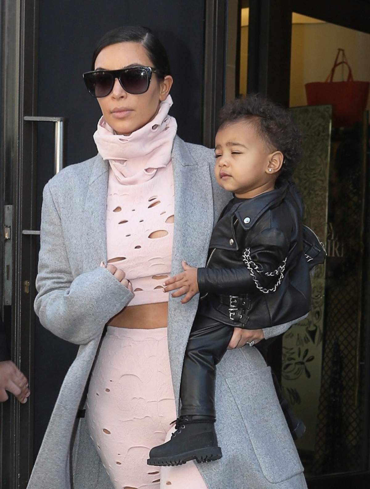 Micuţa North, fiica lui Kim Kardashian şi a lui Kanye West, seamănă leit cu mama ei!